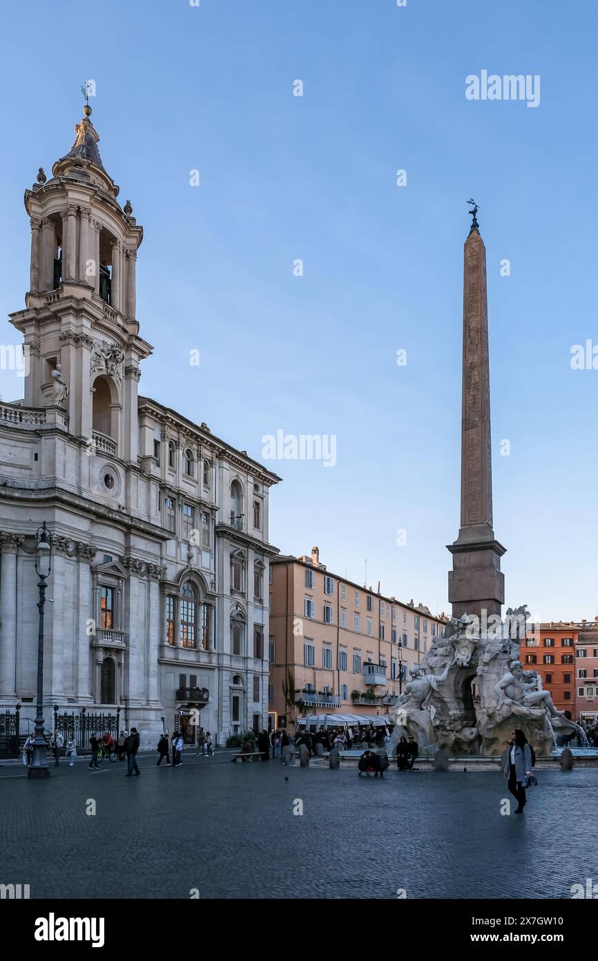 Particolare di Piazza Navona, uno spazio pubblico aperto a Roma, Italia con l'Obelisco Agonale e, sullo sfondo, la Chiesa di Sant'Agnese in Agone Foto Stock