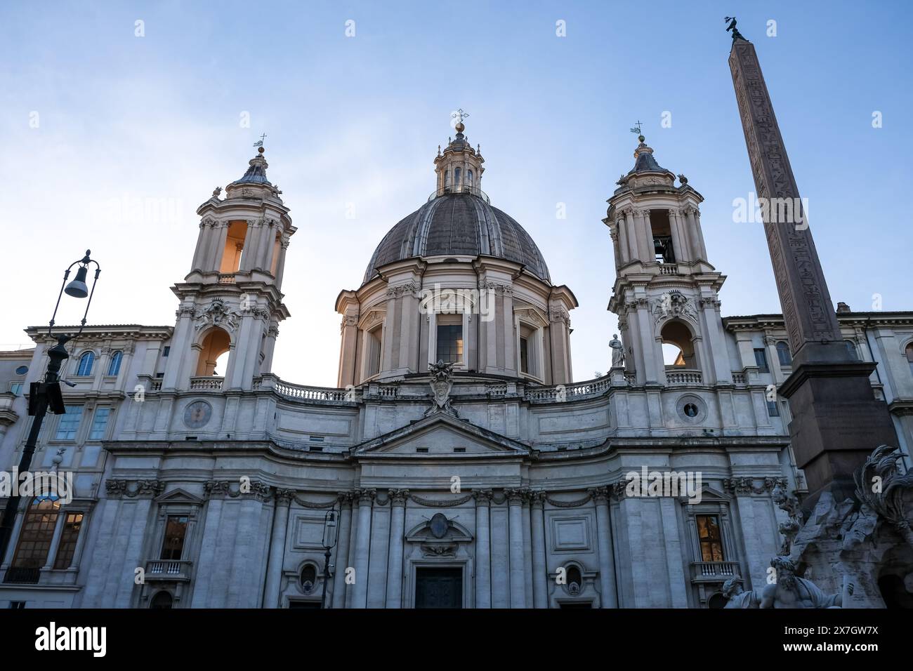 Particolare di Piazza Navona, uno spazio pubblico aperto a Roma, Italia con l'Obelisco Agonale e, sullo sfondo, la Chiesa di Sant'Agnese in Agone Foto Stock