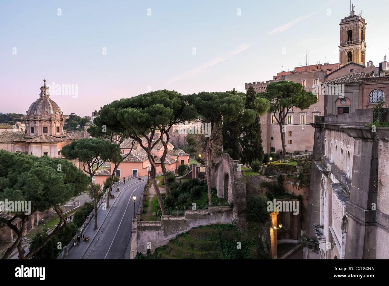 Paesaggio urbano del centro storico di Roma al tramonto dal Monumento Nazionale Vittorio Emanuele II. Foto Stock