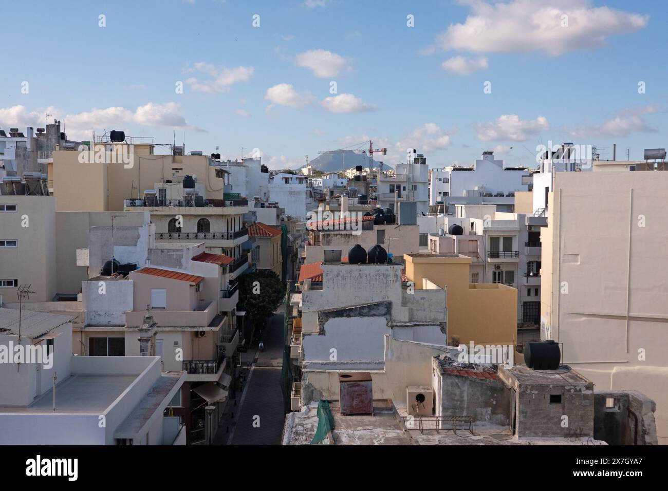 Città caotica in Grecia, mancanza di pianificazione urbana, vista poco attraente Foto Stock