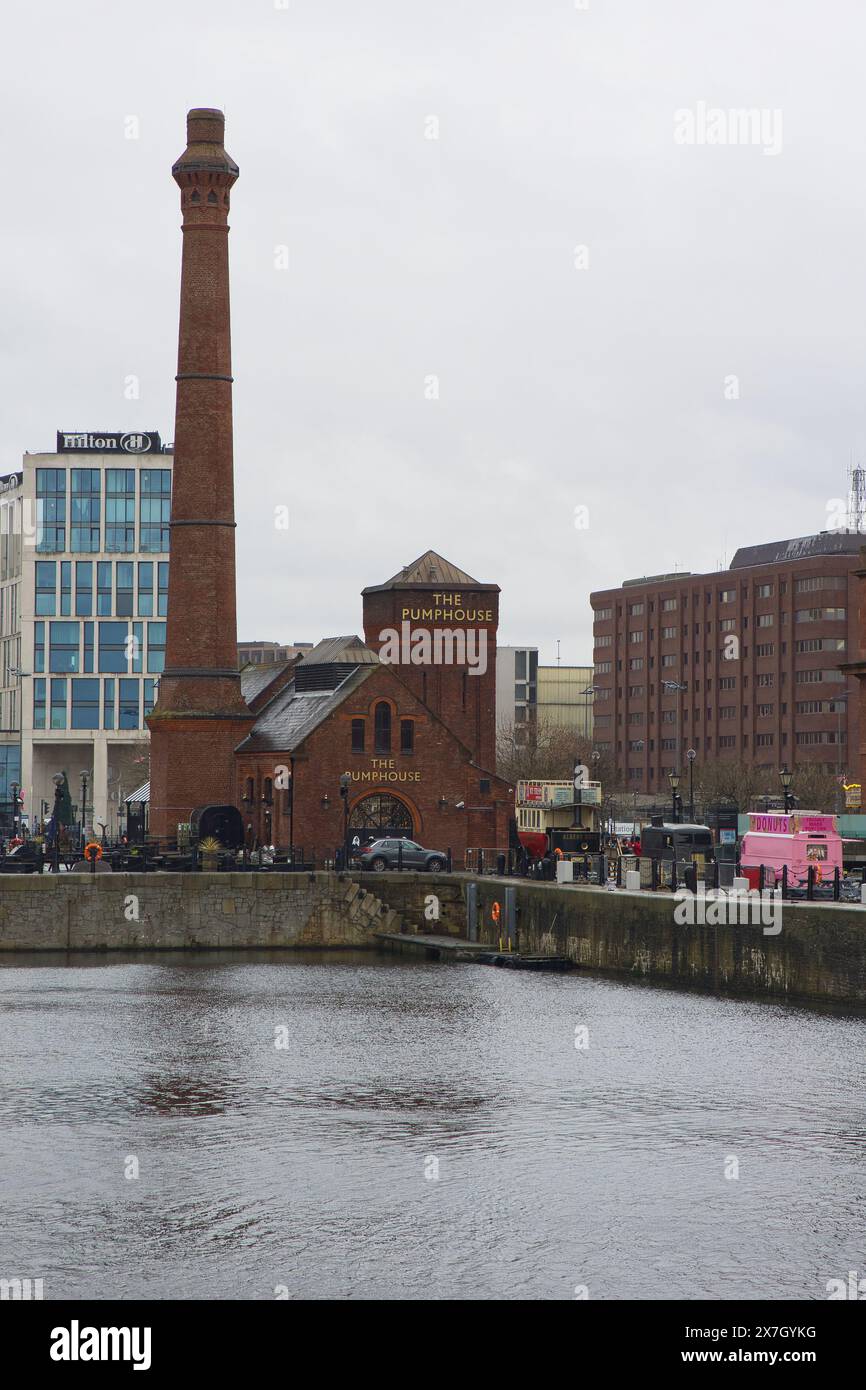 Inghilterra, Liverpool - 30 dicembre 2023: The Pumphouse at Albert Dock fu originariamente costruito nel 1870 e aggiunto ai moli come impianto idraulico di pompaggio Foto Stock