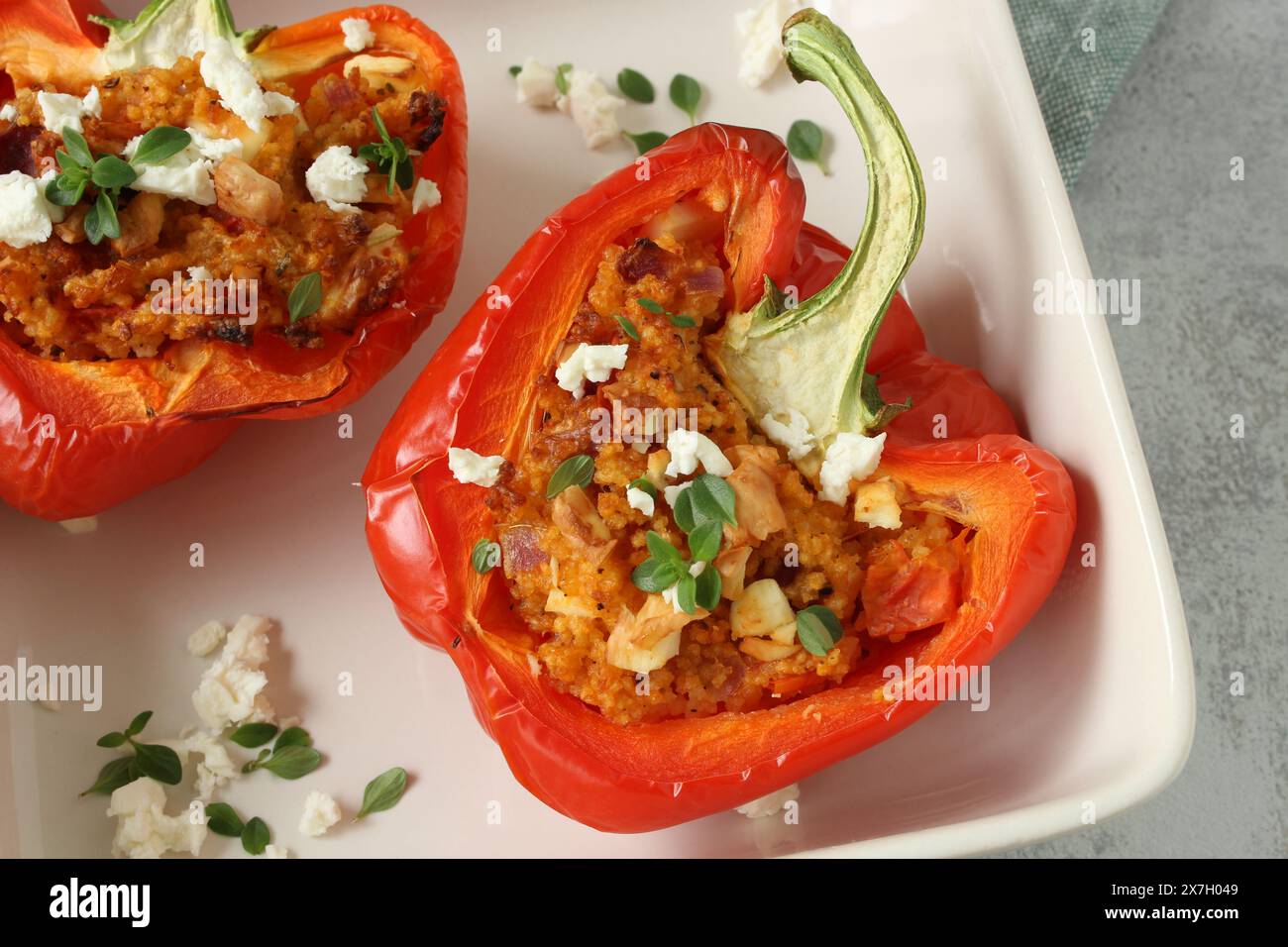 Peperoni rossi ripieni con Couscous, pomodori e formaggio Feta Foto Stock