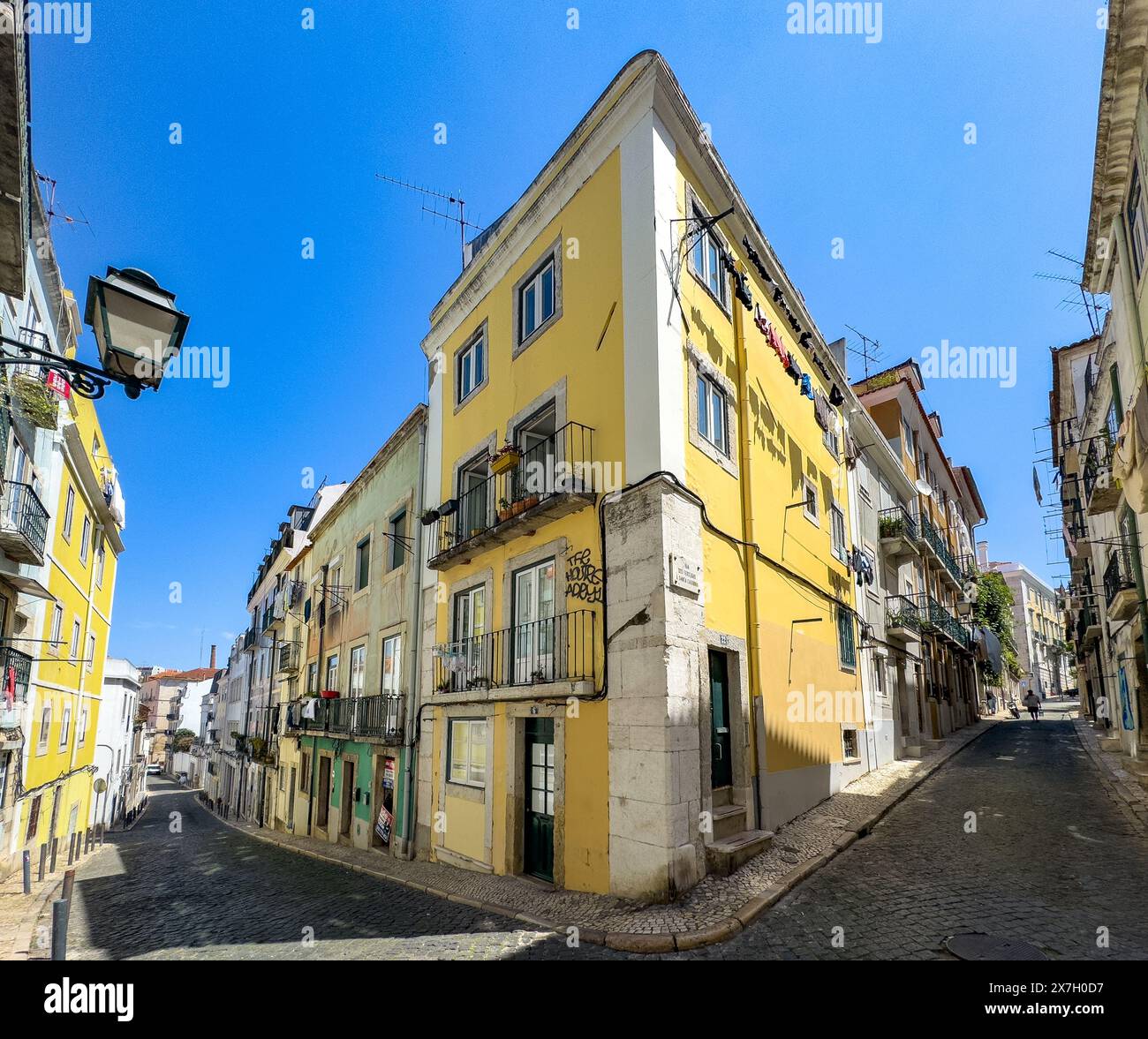 Lisbona, Portogallo. Incrocio di stradine strette nel quartiere storico di Bairro alto. Foto Stock