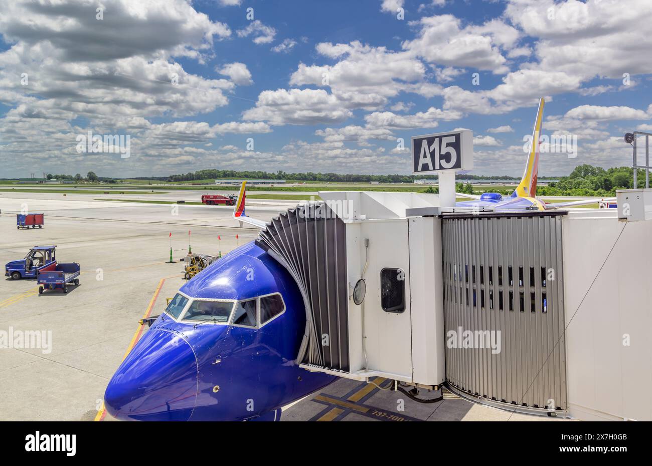 un aeroplano sud-ovest al gate 15 dell'aeroporto george thurgood di baltimora washington attaccato ad un ponte aereo Foto Stock