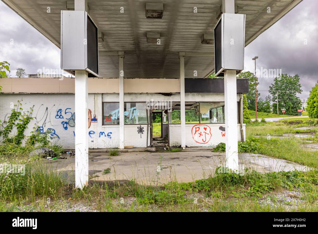 una stazione di servizio abbandonata nel tennessee orientale Foto Stock