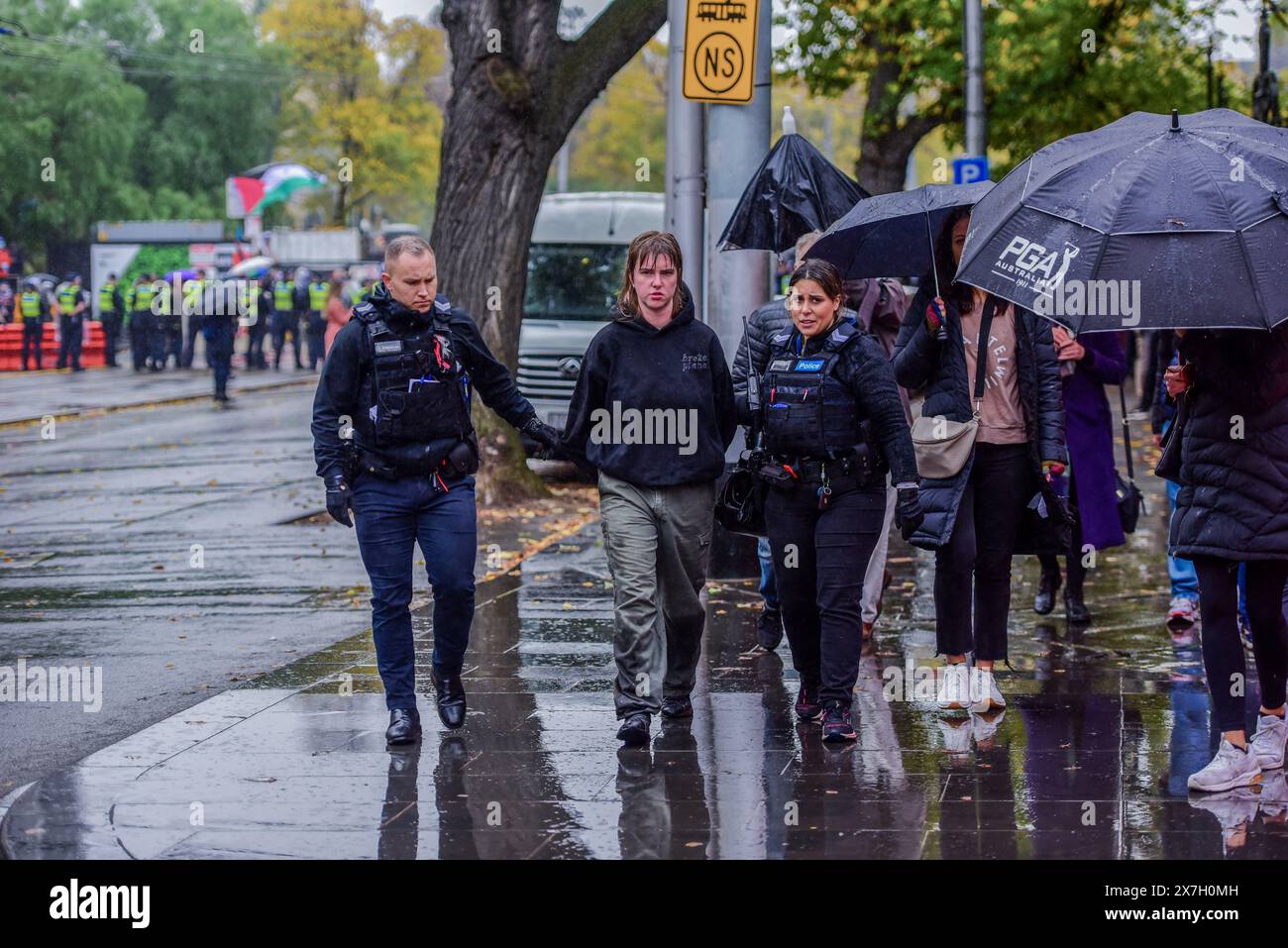 Manifestante pro-palestinese in arresto e viene visto allontanare dagli agenti di polizia mentre la polizia di Victoria sta tenendo i sostenitori pro-palestinesi separati dal Rally pro-ebraico. Sei persone sono state arrestate a seguito di accesi scambi tra manifestanti filo-palestinesi e filo-israeliani nel CBD di Melbourne. Una folla combinata di 7000 persone ha partecipato al Nakba Sunday Rally separato, e a Never Again Is Now Rally organizzato dal gruppo sionista cristiano Ambasciata cristiana internazionale di Gerusalemme. Si è capito che alcuni manifestanti del Nakba Sunday Rally, iniziato a mezzogiorno intorno alla Biblioteca di Stato si sono fusi Foto Stock