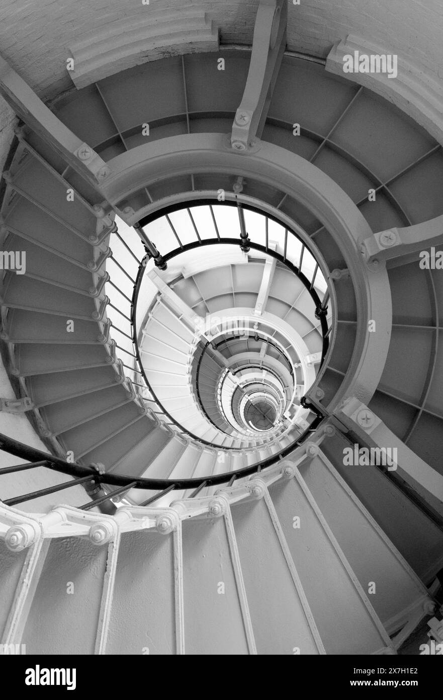 Una suggestiva scala a chiocciola conduce a vedute mozzafiato in cima allo storico Ponce de Leon Inlet Lighthouse.in St. Augustine, Florida. USA. Foto Stock