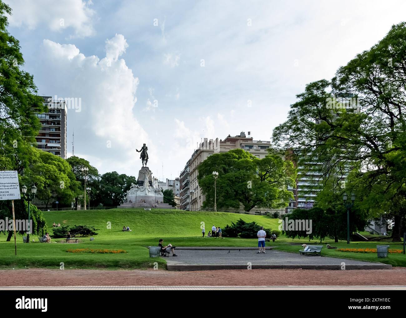 Vista del monumento equestre a Bartolomé Mitre situato in Plaza Mitre, un punto di riferimento nel quartiere Recoleta di Buenos Aires, Argentina. Foto Stock