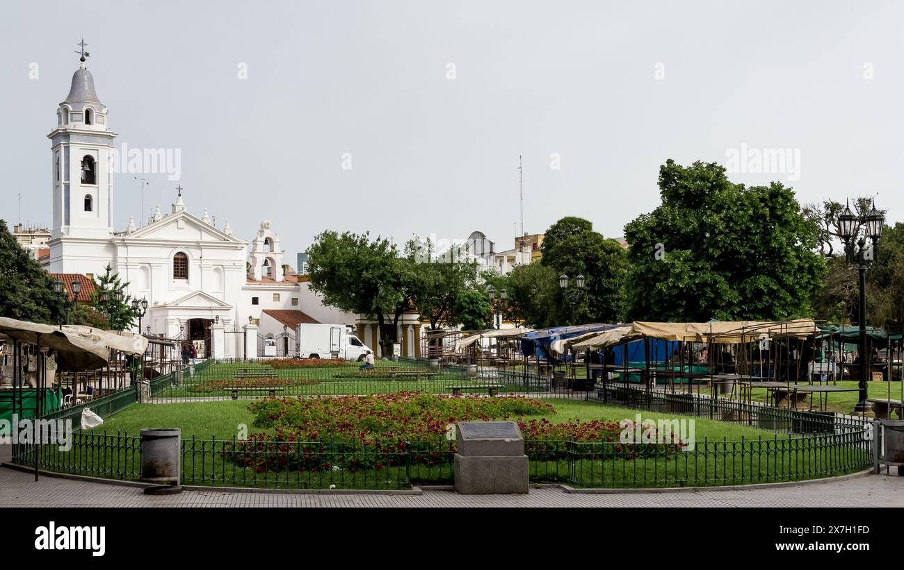 Dettaglio del Centro culturale Recoleta nel quartiere Recoleta di Buenos Aires, con la Basilica di nostra Signora del pilastro sullo sfondo. Foto Stock