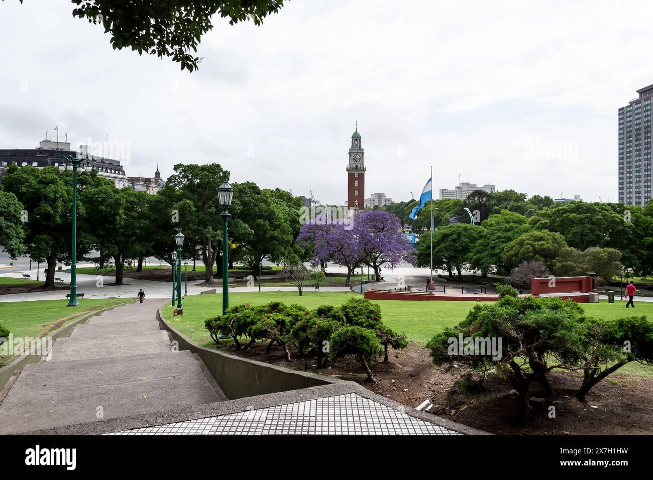 Vista sulla Torre Monumental della Torre dell'orologio da Plaza San Martín, Martín nel quartiere del Retiro a Buenos Aires, capitale dell'Argentina Foto Stock