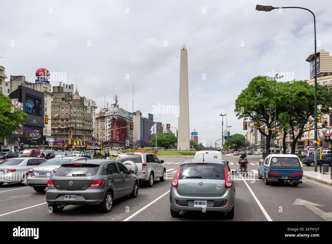 Vista dell'Obelisco de Buenos Aires, un monumento nazionale, dal 9 de Julio Avenue. Si trova in Plaza de la República ed è stato eretto nel 1936. Foto Stock