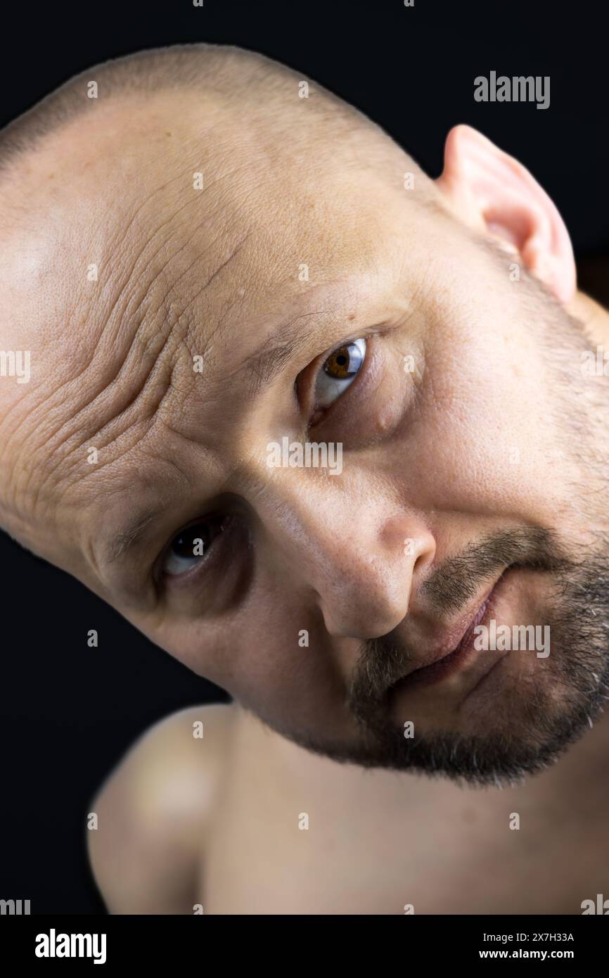Questo ritratto offre uno scorcio nel profondo riposo di un uomo di 45 anni. Foto Stock