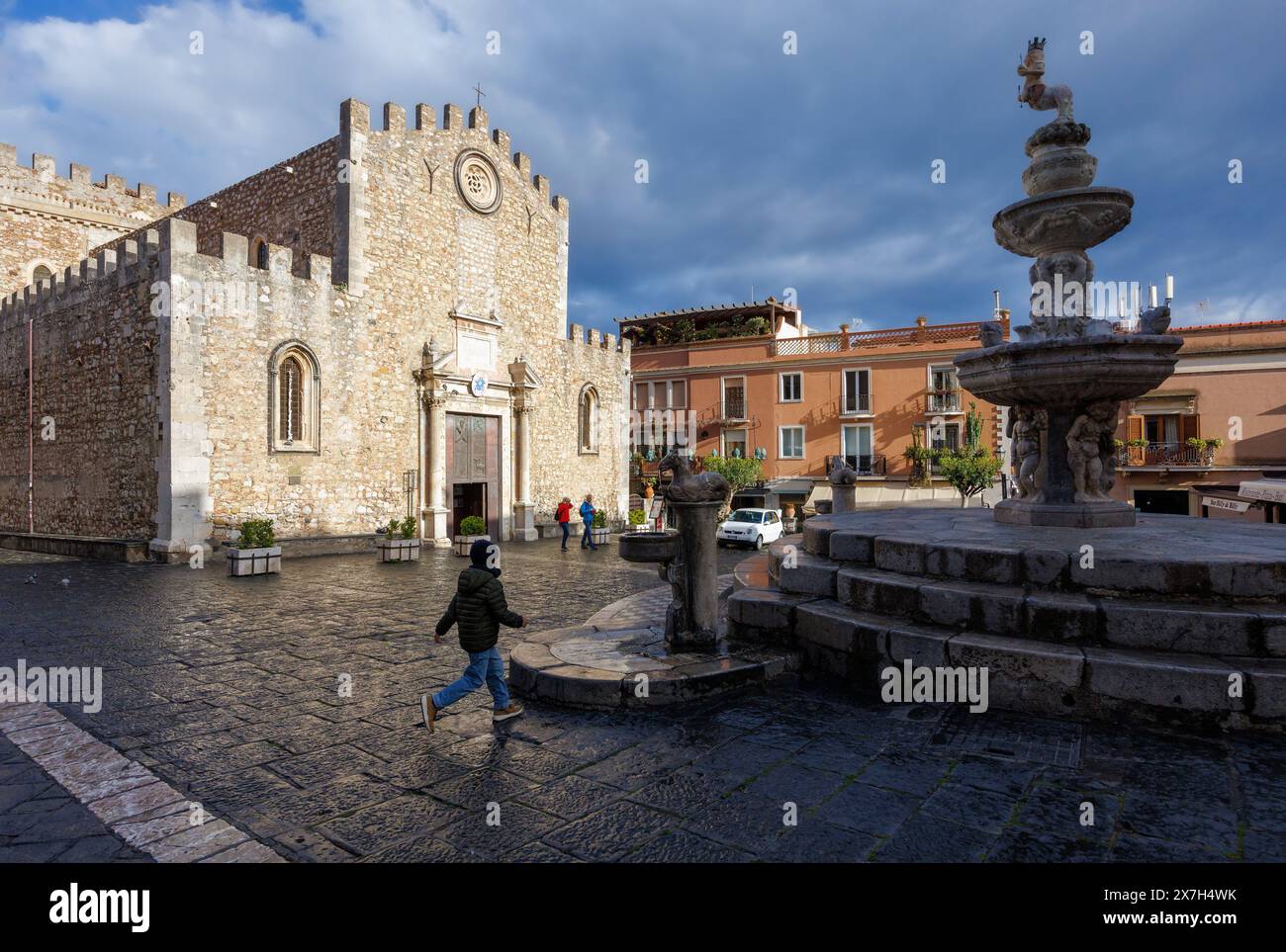 Taormina, Sicilia, Italia. Piazza del Duomo con la Cattedrale di San Nicolo del XIII secolo e la fontana barocca. Foto Stock