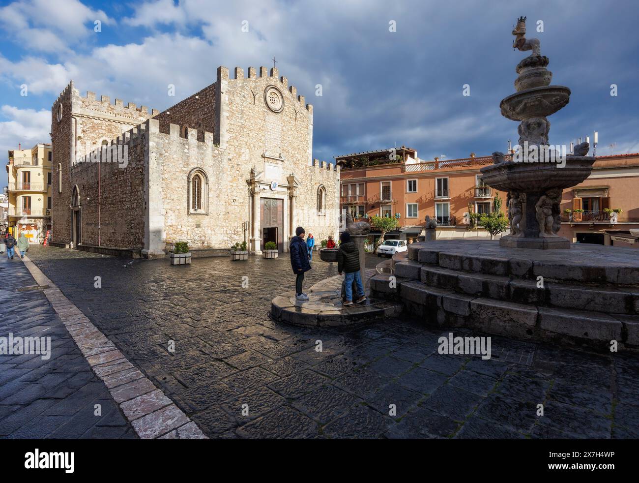 Taormina, Sicilia, Italia. Piazza del Duomo con la Cattedrale di San Nicolo del XIII secolo e la fontana barocca. Foto Stock