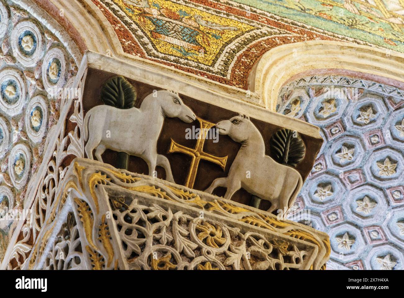 Ravenna, Provincia di Ravenna, Italia. Capitale su colonna con due agnelli di fronte a una croce dorata. I monumenti paleocristiani di Ravenna Foto Stock