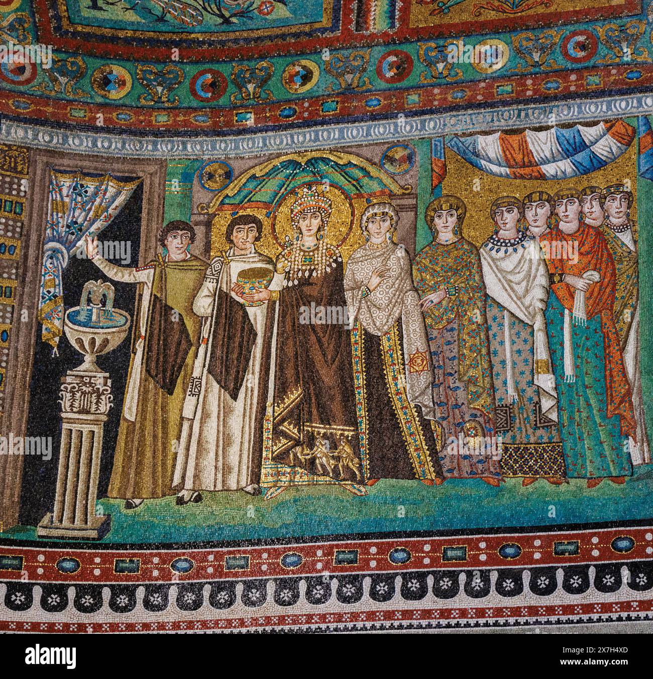 Ravenna, Provincia di Ravenna, Italia. Mosaico nella Basilica di San vitale che mostra l'imperatrice Teodora con la sua corte. Sta tenendo la comunione Foto Stock