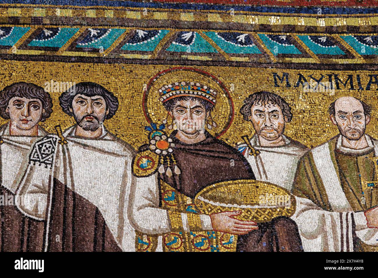 Ravenna, Provincia di Ravenna, Italia. Mosaico nella basilica di San vitale dell'imperatore Giustiniano i con membri della sua corte. Sta portando con sé un crogiolo Foto Stock