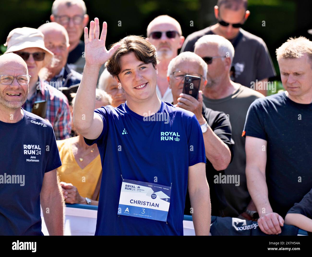 Broenderslev, Danimarca. 20 maggio 2024. Crown Prince Christian corre per un chilometro e mezzo circa durante la Royal Run di Broenderslev, lunedì 20 maggio 2024. Royal Run è una corsa annuale di fitness che si svolge in diverse città danesi. La gara si tenne per la prima volta il 21 maggio 2018, in occasione del 50° compleanno del re, e da allora la famiglia reale ha partecipato alla Royal Run. Nel 2024, ci sono 95, 106 registrati a livello nazionale per la corsa di fitness, che si tiene per la sesta volta. (Foto: Henning Bagger/Ritzau Scanpix) credito: Ritzau/Alamy Live News Foto Stock