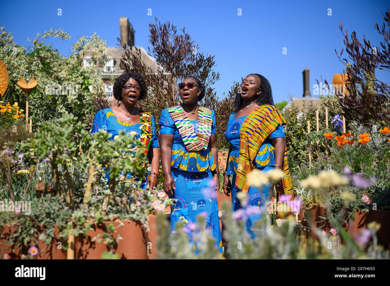 Londra, Regno Unito. 20 maggio 2024. Il Ghanaian Methodist Fellowship Choir nel World Child Cancer's Nurtuting Garden, durante la stampa del RHS Chelsea Flower Show, al Royal Hospital Chelsea di Londra. Il credito fotografico dovrebbe essere: Matt Crossick/Empics/Alamy Live News Foto Stock