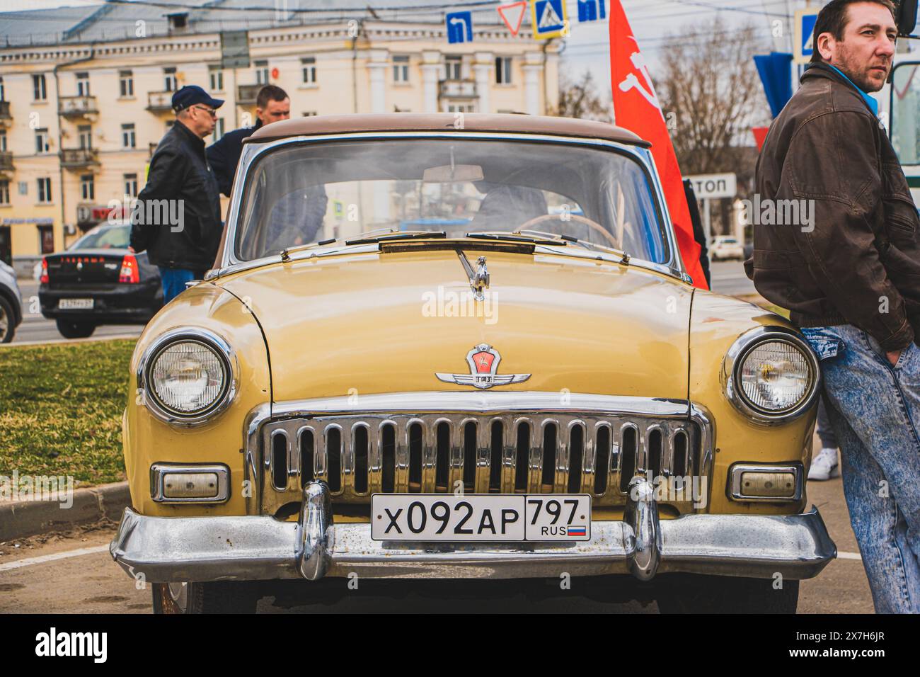 Mostra gratuita di auto retrò all'aria aperta. Auto sovietiche e russe d'epoca. Tver, Russia: 23 aprile 2022. Foto Stock