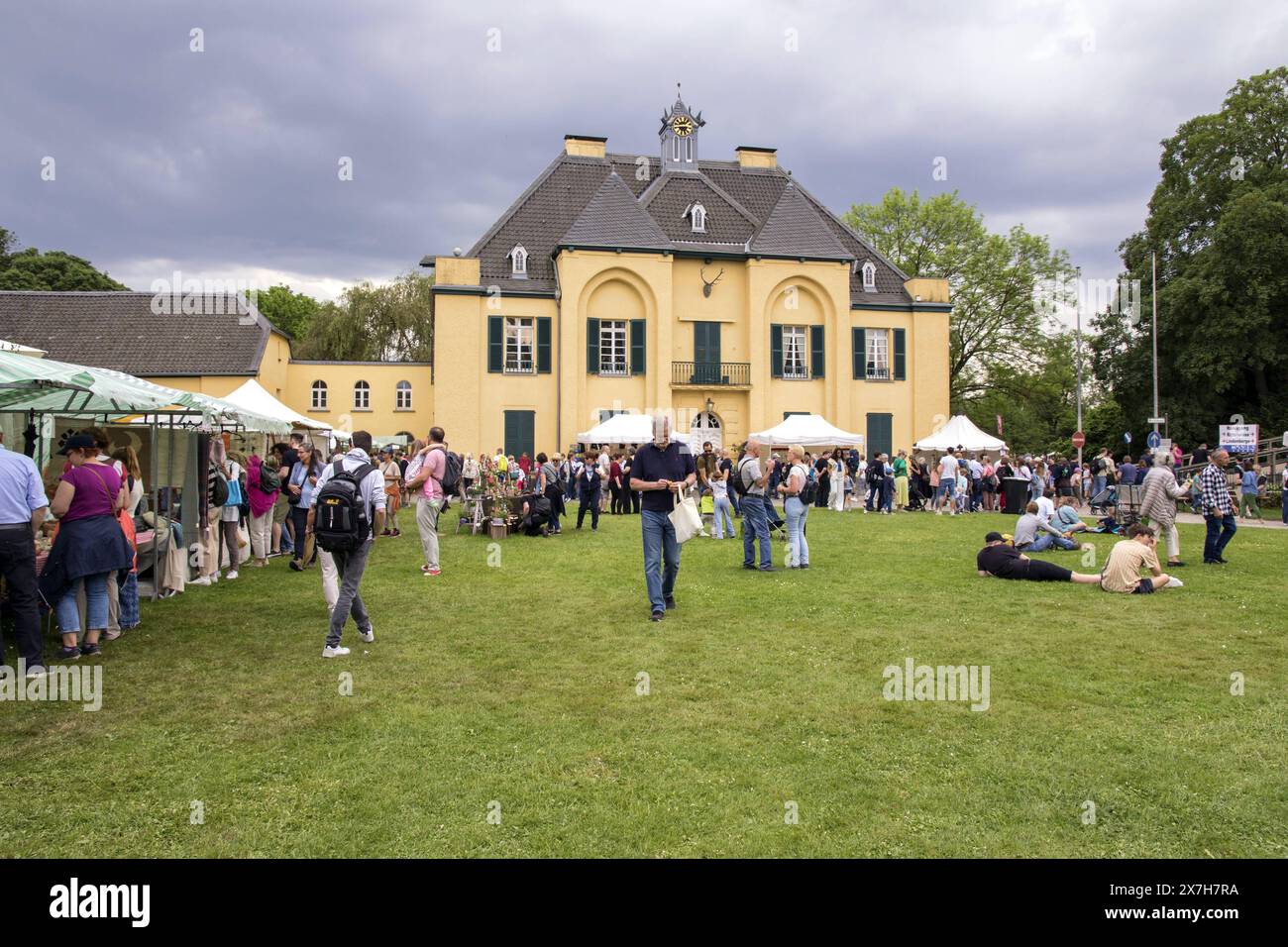 18.05.2024, Krefelf Deutschland - am Wochenende zu Pfingsten findet traditionell der Flachsmarkt, Deutschlands groesster Handwerkermarkt mit Handwerkern, Rittern und Musikanten rund um die Burg Linn in Krefeld statt. Foto: DAS Jagdschloesschen liegt direkt neben der Burg Linn. *** 18 05 2024, Krefelf Germania il fine settimana di Whitsun è tradizionalmente il fine settimana del Flachsmarkt, il più grande mercato artigianale della Germania con artigiani, cavalieri e musicisti intorno al Castello di Linn a Krefeld foto il Jagdschloesschen si trova proprio accanto al Castello di Linn Foto Stock