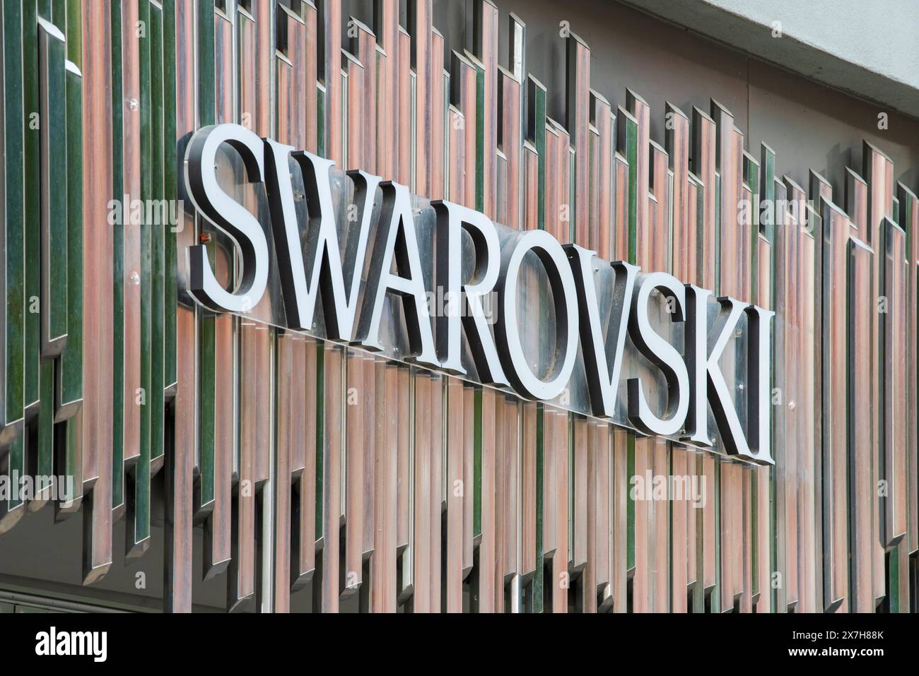 Schmuckgeschäft Swarovski Logo der firma Swarovski über ihrem Geschäft in der Münchner Fußgängerzone München Bayern Deutschland *** la gioielleria Swarovski logo Swarovski si trova sopra il suo negozio nella zona pedonale di Monaco Monaco Monaco di Baviera Germania Foto Stock