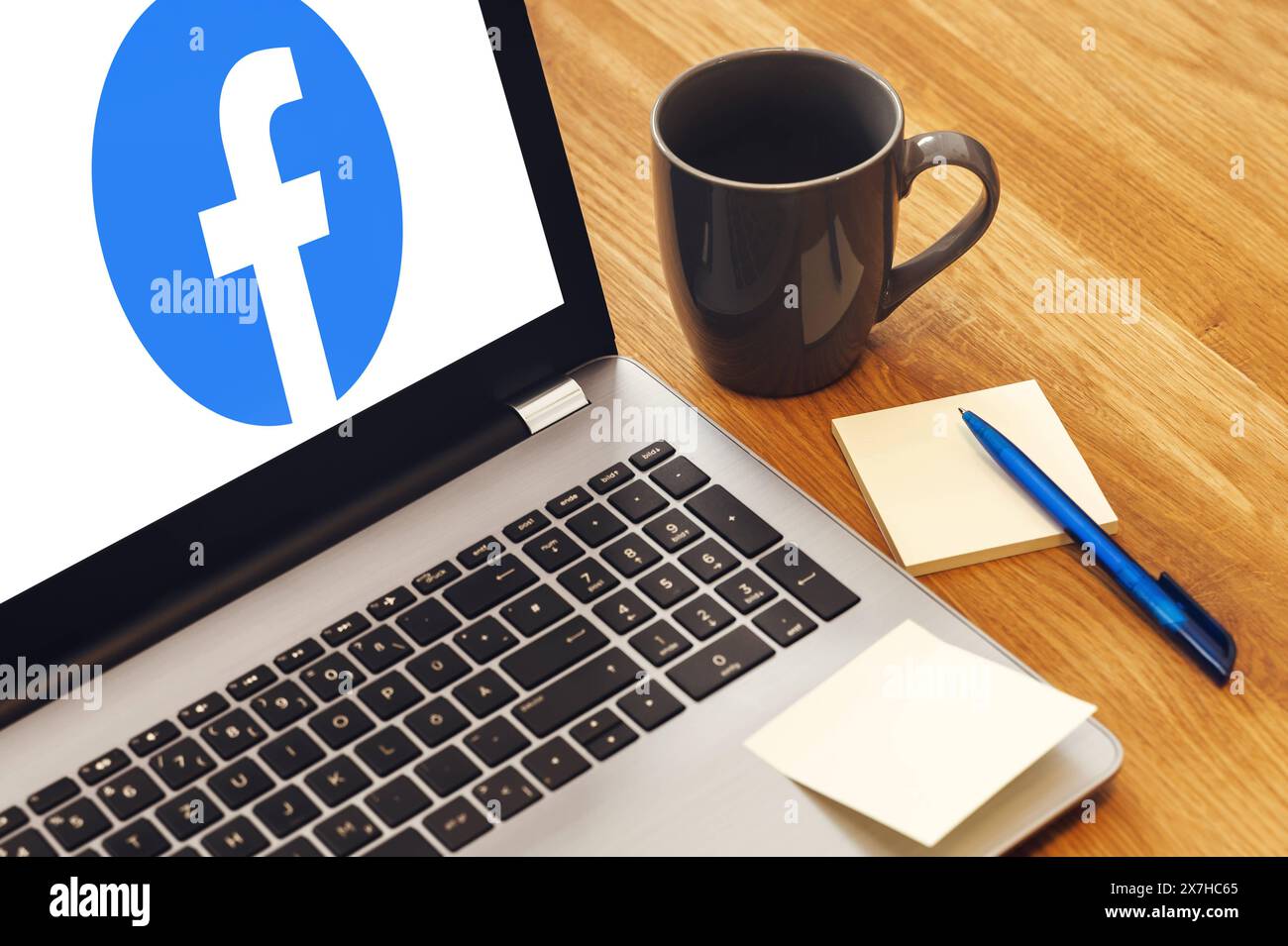 20 maggio 2024: Computer portatile sulla scrivania con il logo Facebook sullo schermo. FOTOMONTAGGIO *** laptop auf Schreibtisch mit dem Facebook Logo auf dem Bildschirm. FOTOMONTAGE Foto Stock