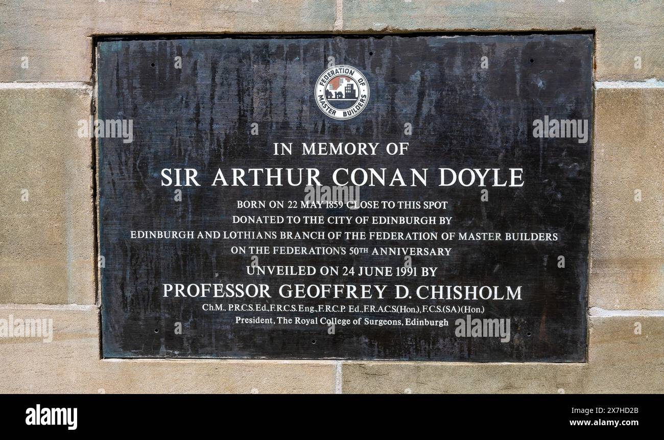 La targa commemorativa Arthur Conan Doyle con informazioni al Picardy Place era stata ristrutturata alcuni anni fa, Edimburgo, Scozia, Regno Unito Foto Stock La targa commemorativa Arthur Conan Doyle con informazioni al Picardy Place era stata ristrutturata alcuni anni fa, Edimburgo, Scozia, Regno Unito Foto Stock