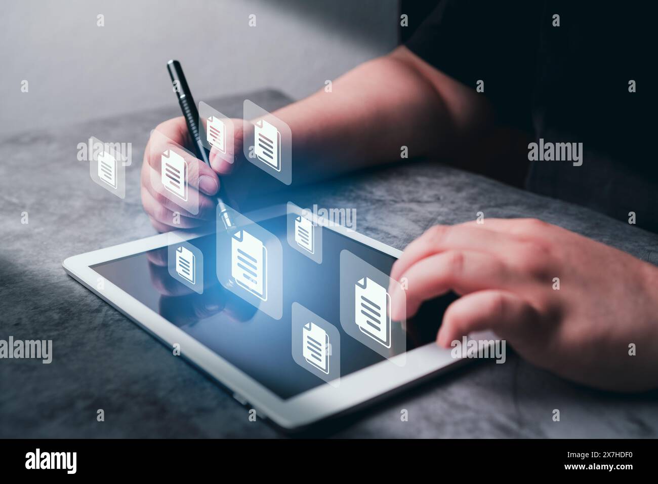 Donna usa un tablet digitale per il sistema di gestione dei documenti online. Concetto DMS. FTP (file Transfer Protocol). Tecnologia di cloud computing. Foto Stock