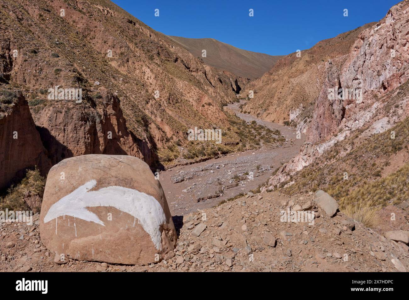 roccia con una freccia dipinta su di essa per mostrare la direzione delle montagne di Iruya, Argentina. Foto Stock
