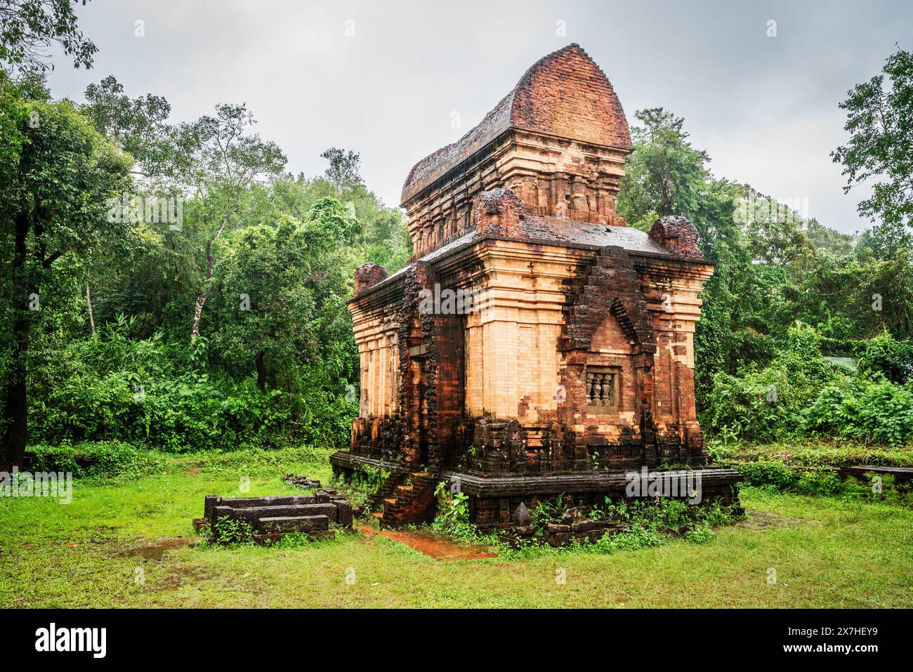 Rovine dei templi indù di Shaiva nel Vietnam centrale Foto Stock