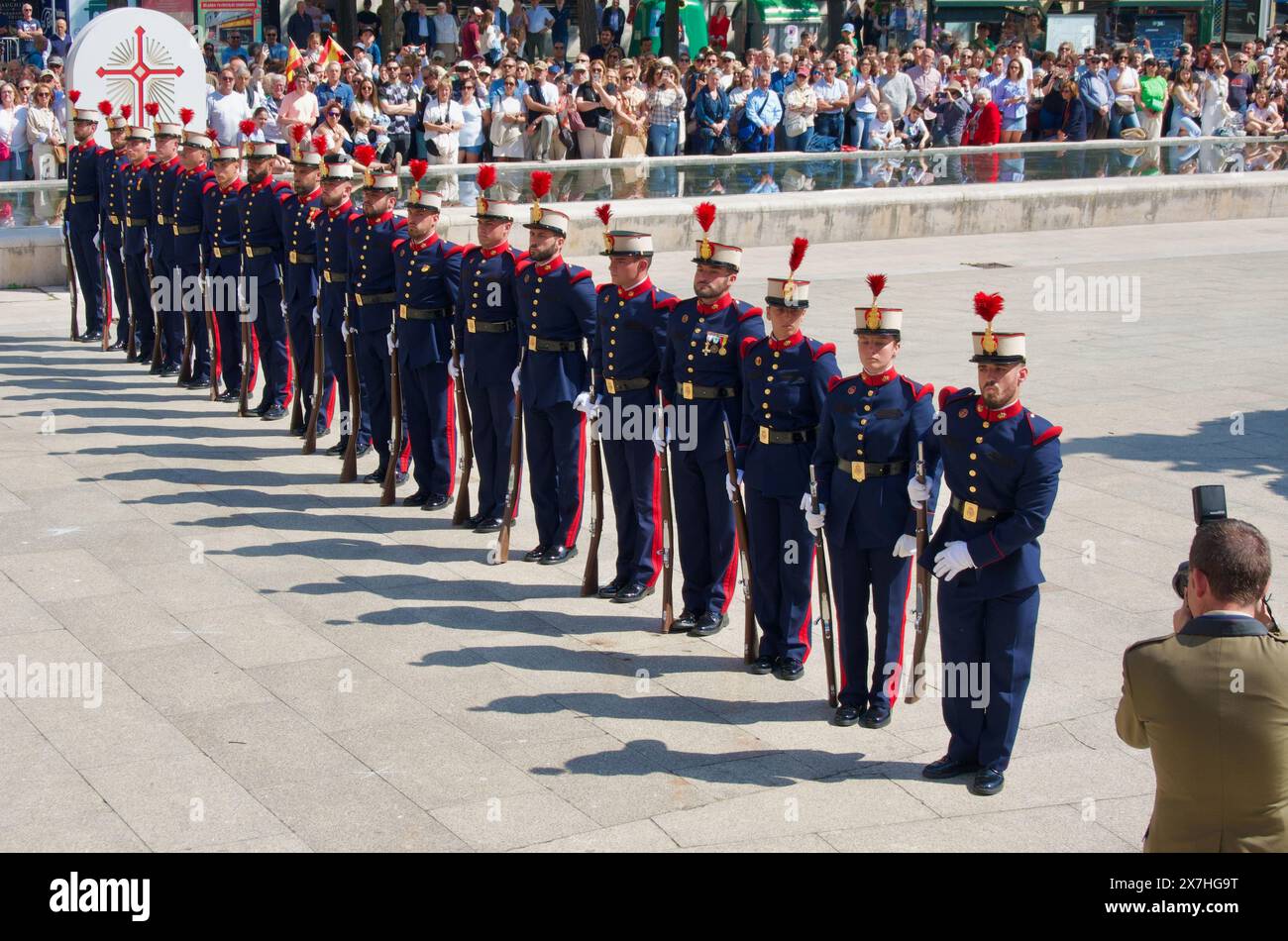 Esposizione militare dei fucilieri della Guardia reale di fronte alla cattedrale Plaza Asunción Santander Cantabria Spagna 11 maggio 2024 Foto Stock