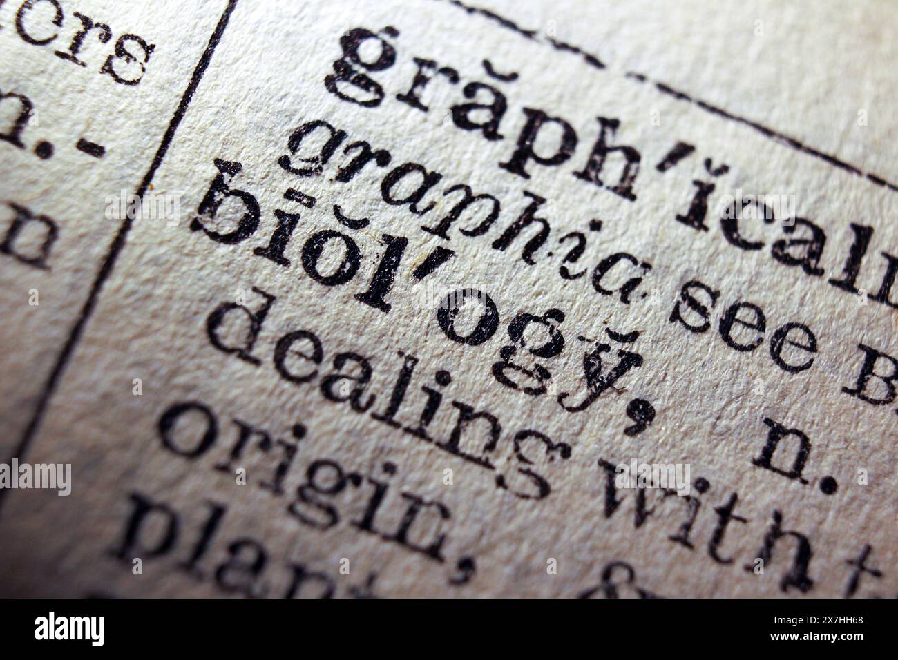 Biologia delle parole sulla pagina del dizionario, primo piano macro Foto Stock