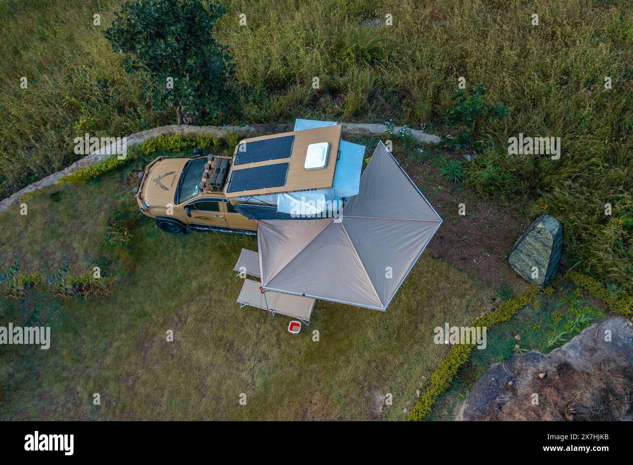 Campeggio nella foresta del Monte Abu, Rajasthan, India Foto Stock