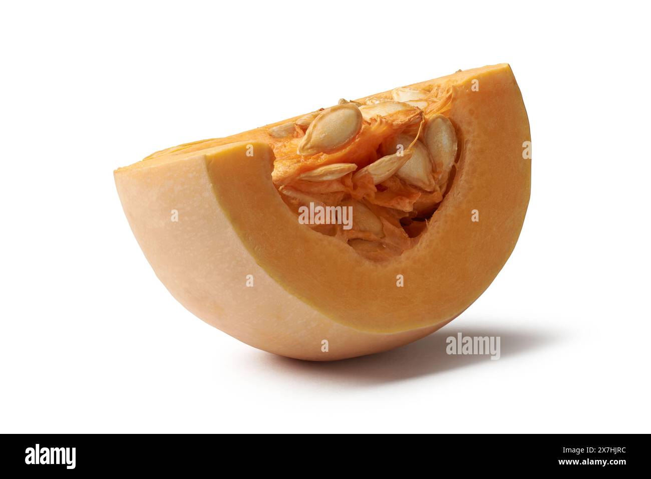 fetta di zucca su fondo bianco isolato, zucca invernale comunemente usata come verdure in cucina e presa in primo piano Foto Stock