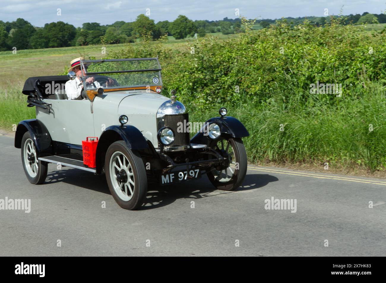 Auto da turismo vintage Bull Nose Morris con tetto aperto su strada di campagna Foto Stock