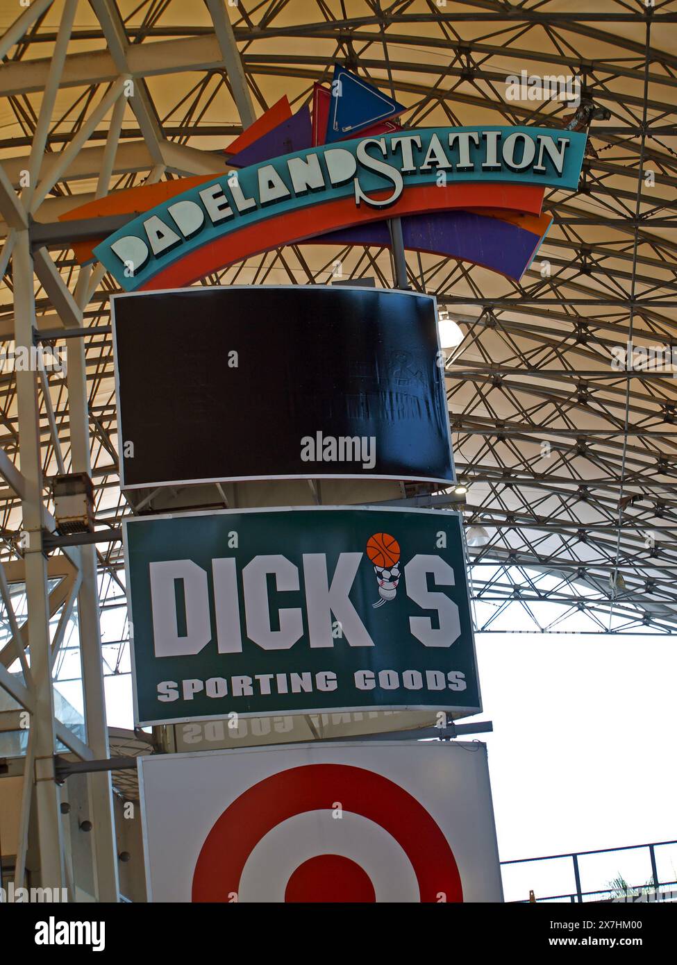 Miami, Florida, Stati Uniti - 6 aprile 2024: Cartelli per il centro commerciale Dadeland Station con i loghi dei negozi. Solo per uso editoriale. Foto Stock