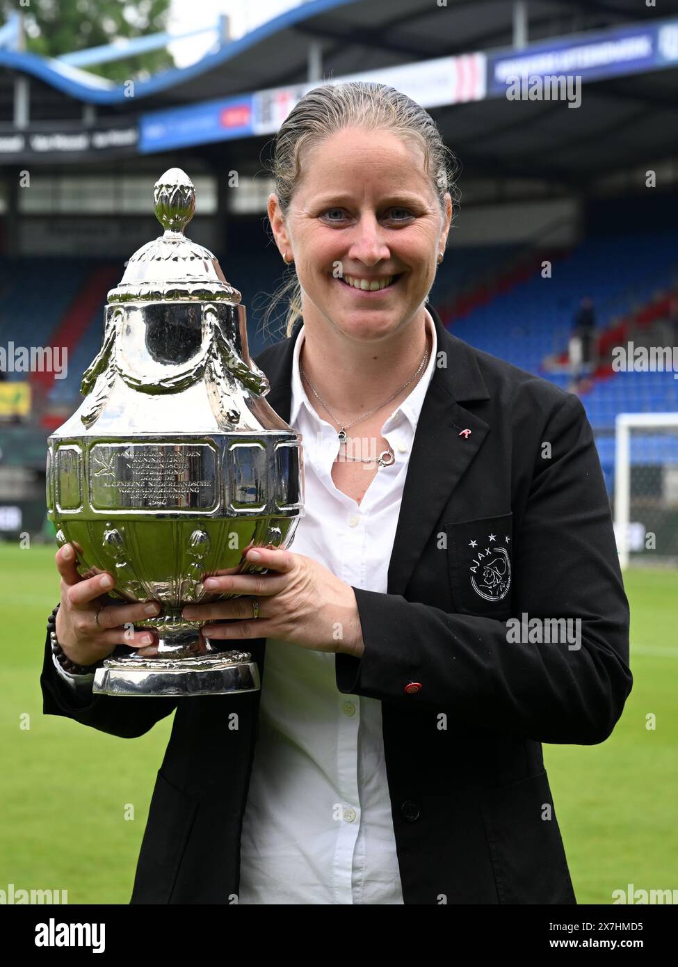 Tilburg, Paesi Bassi. 20 maggio 2024. TILBURG - allenatore dell'Ajax Suzanne Bakker con la KNVB Cup durante la finale della TOTO KNVB Cup per donne tra Ajax e fortuna Sittard nello stadio Koning Willem II il 20 maggio 2024 a Tilburg, Paesi Bassi. ANP GERRIT VAN COLOGNE credito: ANP/Alamy Live News Foto Stock