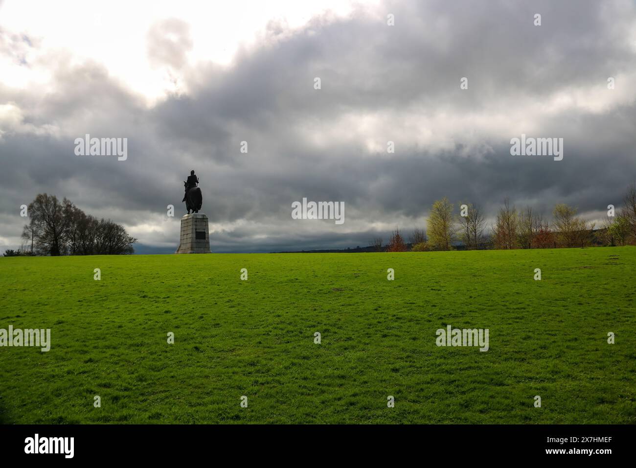Distante statua montata di re Roberto i di Scozia al campo di battaglia di Bannockbyrn in Scozia in un pomeriggio coperto Foto Stock Distante statua montata di re Roberto i di Scozia al campo di battaglia di Bannockbyrn in Scozia in un pomeriggio coperto Foto Stock