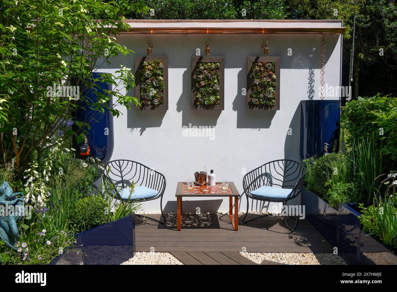 Royal Hospital, Chelsea, Londra, Regno Unito. 20 maggio 2024. The Water Saving Garden supportato da Affinity Water, un giardino con balcone, progettato da Sam Proctor al Chelsea Flower Show 2024. Crediti: Malcolm Park/Alamy Live News Foto Stock