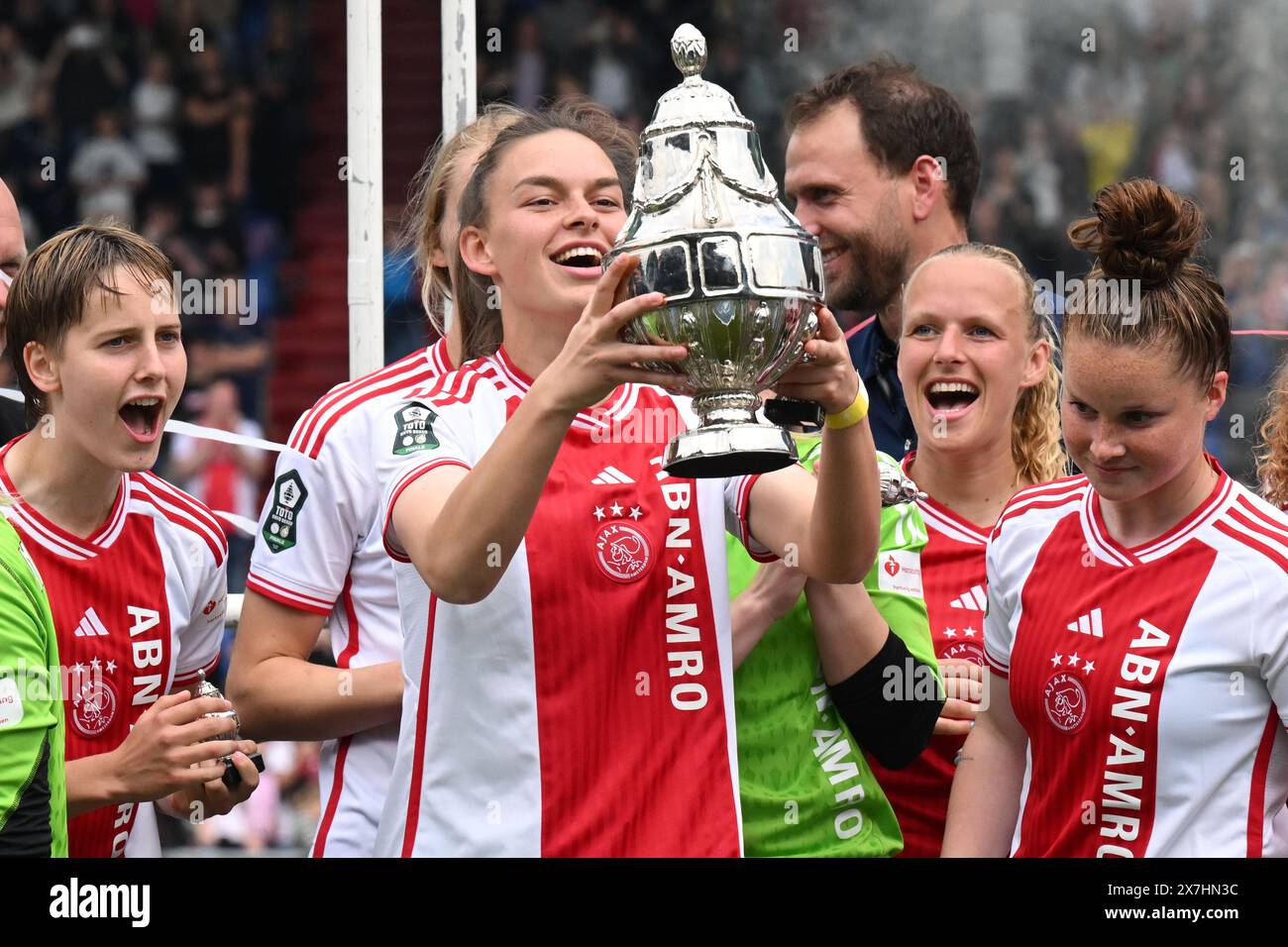 Tilburg, Paesi Bassi. 20 maggio 2024. TILBURG - Romee Leuchter dell'Ajax con la KNVB Cup durante la finale della TOTO KNVB Cup per donne tra Ajax e fortuna Sittard allo stadio Koning Willem II il 20 maggio 2024 a Tilburg, Paesi Bassi. ANP GERRIT VAN COLOGNE credito: ANP/Alamy Live News Foto Stock