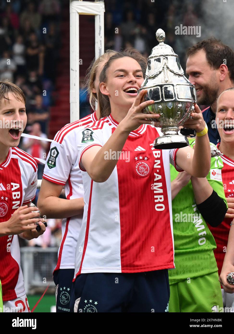 Tilburg, Paesi Bassi. 20 maggio 2024. TILBURG - Romee Leuchter dell'Ajax con la KNVB Cup durante la finale della TOTO KNVB Cup per donne tra Ajax e fortuna Sittard allo stadio Koning Willem II il 20 maggio 2024 a Tilburg, Paesi Bassi. ANP GERRIT VAN COLOGNE credito: ANP/Alamy Live News Foto Stock