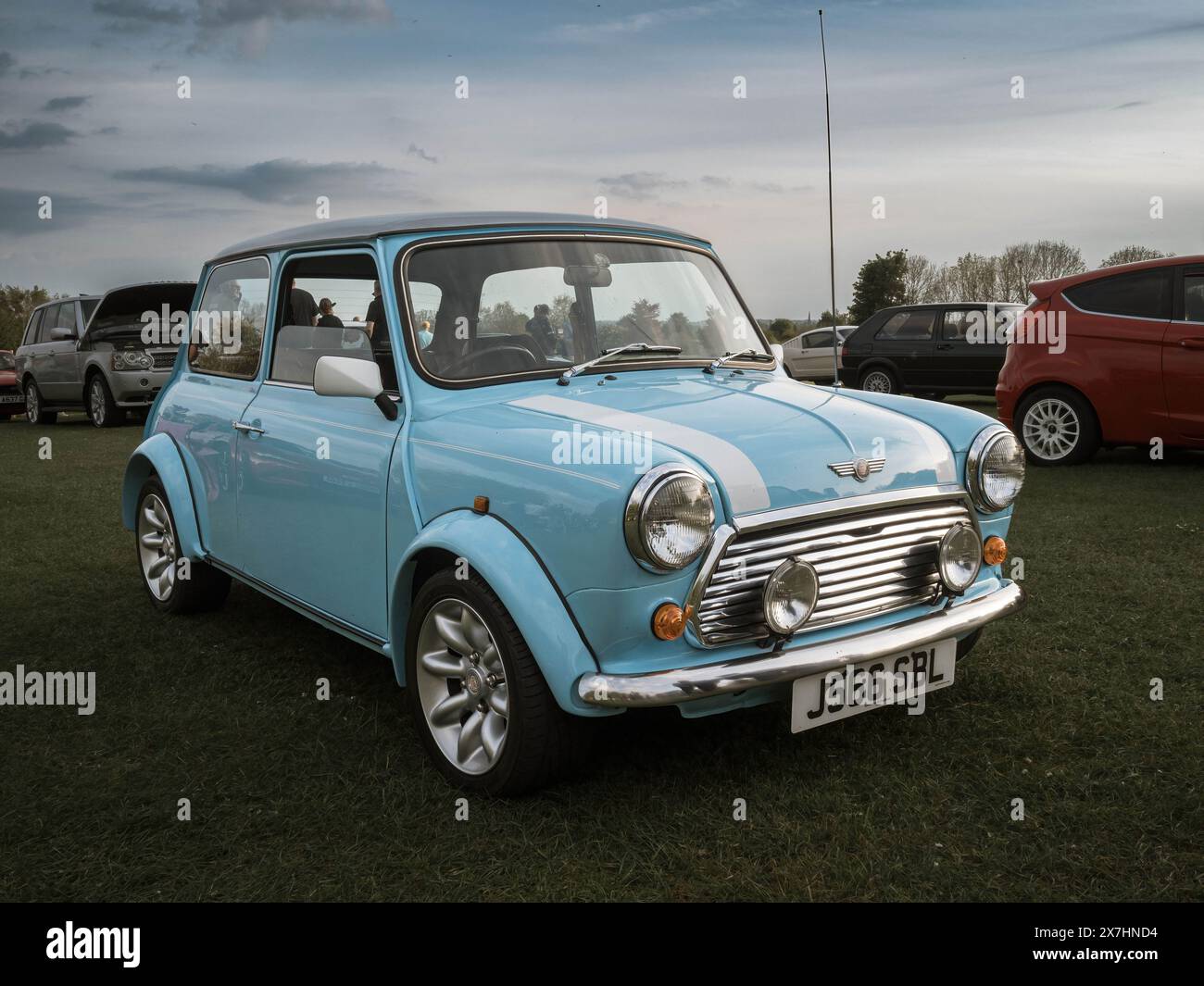 Un mini vintage surf Blue al Banbury Car and Bike Meet, maggio 2024 Foto Stock