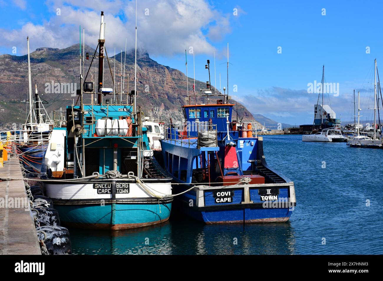 Barche da pesca e Table Mountain, Hout Bay, Cape Peninsula, Western Cape, Sud Africa Foto Stock