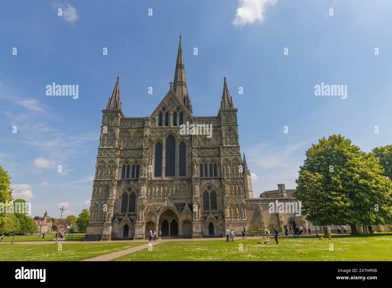 Vista generale del Great West Front della Cattedrale di Salisbury, della Cattedrale di Salisbury, del cielo blu, di Salisbury, del Wiltshire, Inghilterra, Regno Unito Foto Stock