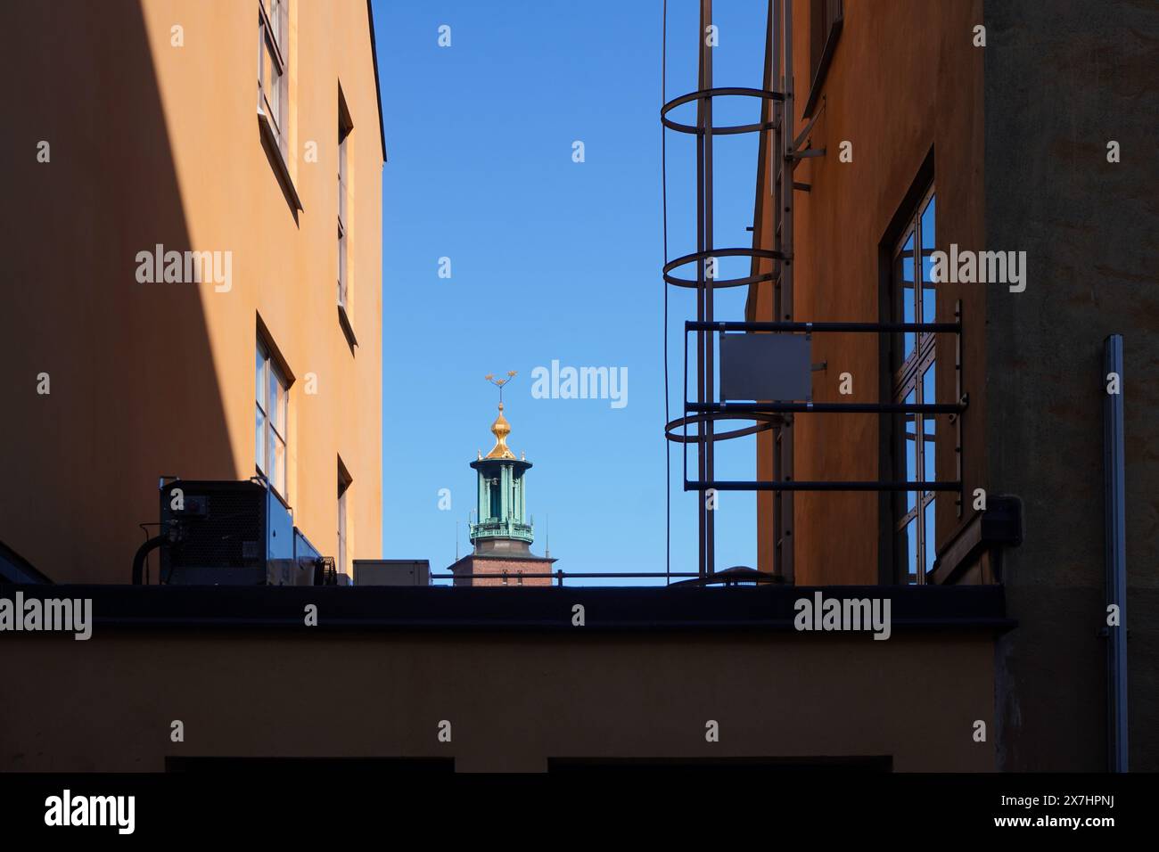 Una torre vista tra due edifici Foto Stock