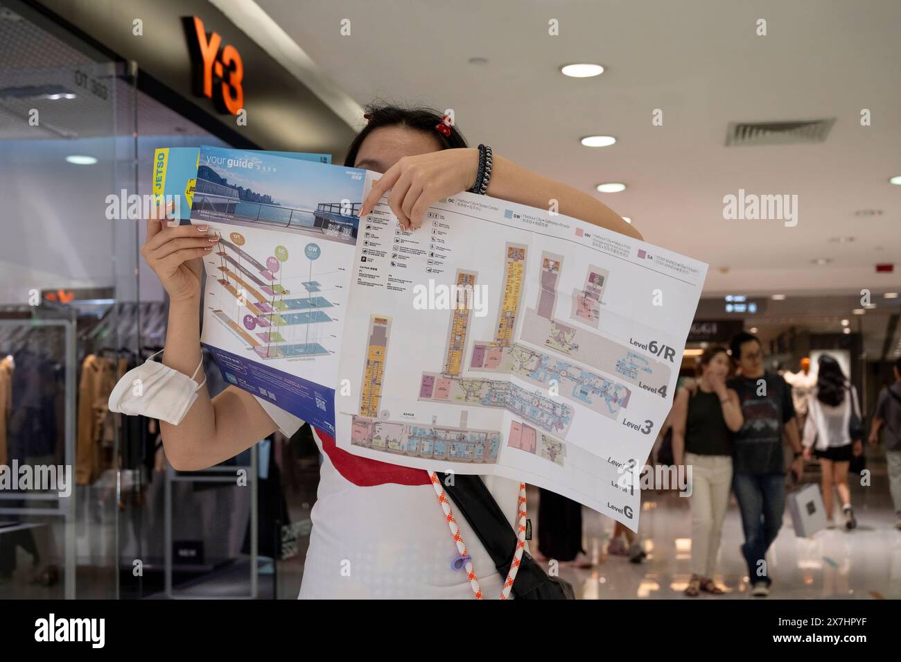 Hong Kong, Cina. 20 maggio 2024. Un acquirente utilizza una mappa di directory per individuare un negozio in un centro commerciale di Hong Kong. Credito: SOPA Images Limited/Alamy Live News Foto Stock