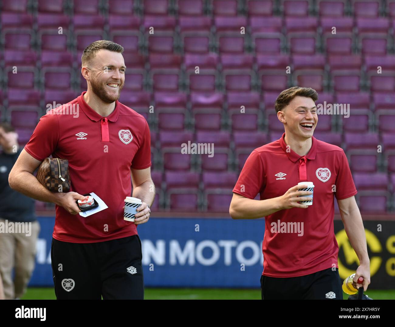 Tynecastle Park Edinburgh.Scotland.UK.18 maggio 2024 Hearts vs Rangers. Partita Cinch Premiership. Portiere dei cuori Zander Clark (L) e Aidan Denholm Foto Stock