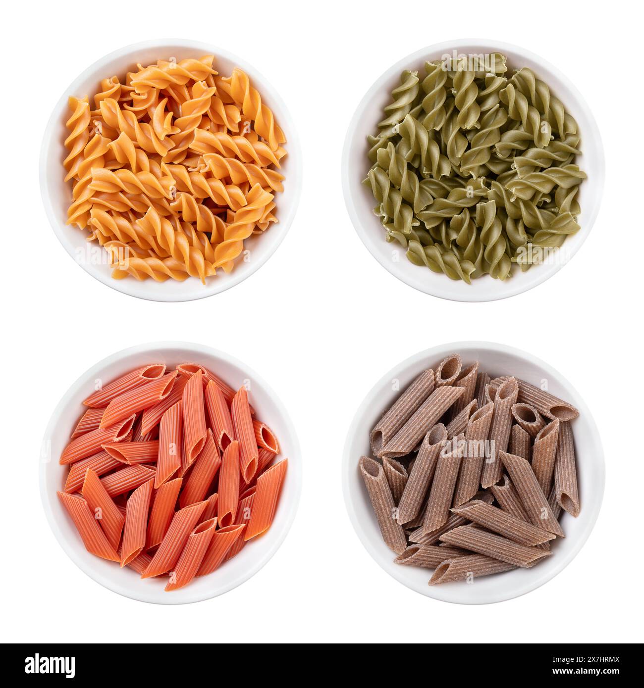 Fusilli e penne, pasta senza glutine, preparata senza farina di grano, in ciotole bianche. Fusilli di ceci e piselli verdi, lenticchie rosse e penne di grano saraceno. Foto Stock