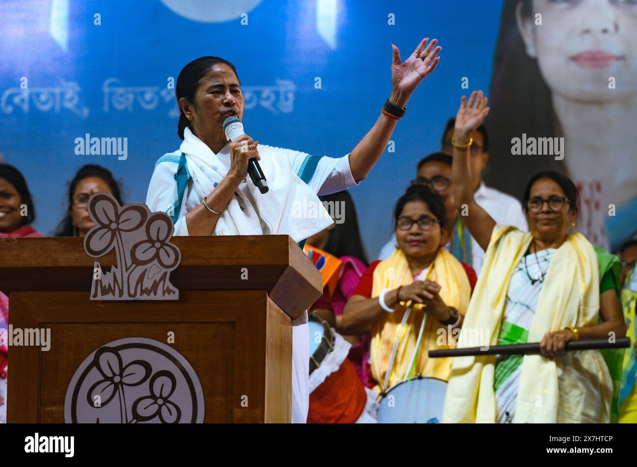 Il primo ministro del Bengala Occidentale Mamata Banerjee, è l'unica donna a essere stata in India. È anche la leader del partito del Congresso Trinamool (TMC) che ha servito due volte come Ministro delle ferrovie e più volte come Ministro del Gabinetto dell'Unione. Il cm è visto parlare in una riunione pubblica durante una campagna elettorale a sostegno del deputato indiano Mahua Moitra all'Harichand Guruchand Stadium. Tehatta, Bengala Occidentale. India. Foto Stock